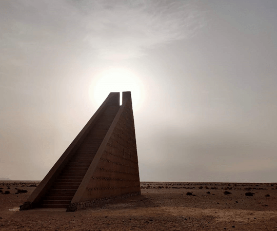 الدرج السماوي، اللولب الذهبي، حي الجبار