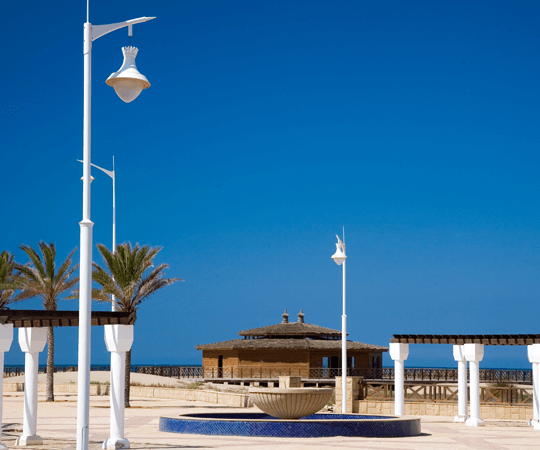 الاستمتاع بالأجواء الليلية في السعيدية