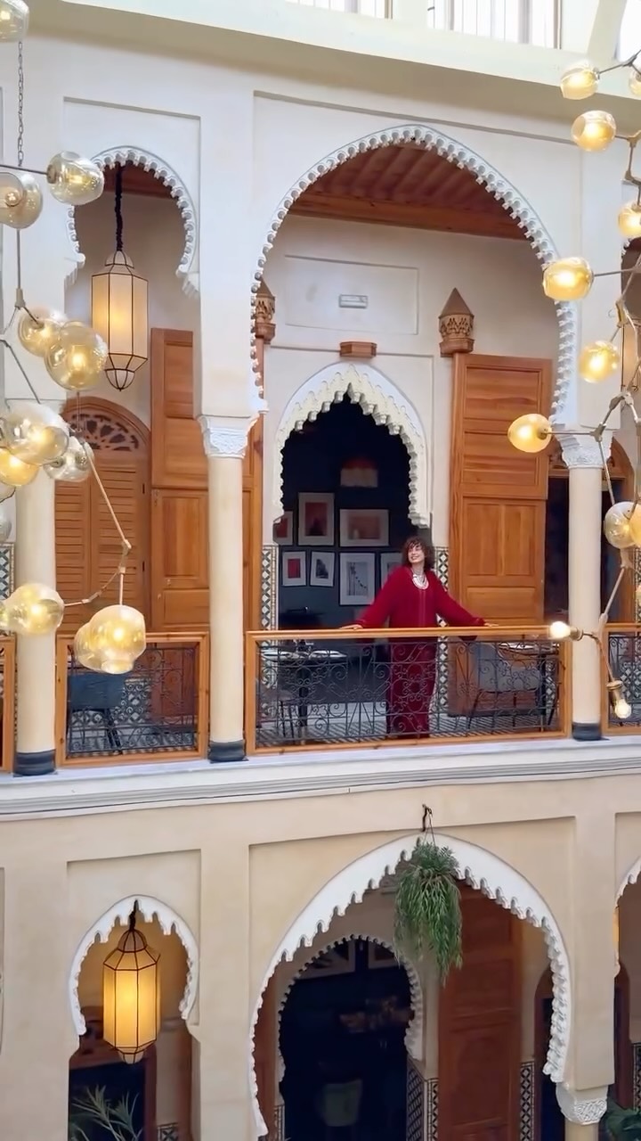 ⁨	تفاصيل تقليدية وتصميم راقٍ فكل زاوية ✨
🤍 آجيو نكتاشفو الجانب الآخر من الدار البيضاء

🎥 ‪@visit_morocco_‬ 

.

.

#المغرب #Ntla9awfBladna #الدرالبيضاء #Casablanca #نكتاشفو_بلادنا⁩